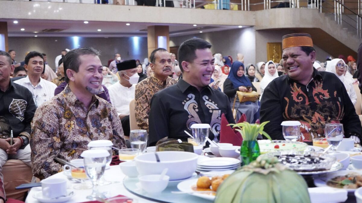 Wakil Gubernur Kalimantan Timur Hadi Mulyadi (kiri) bersama Wali Kota Samarinda Andi Harun (tengah) dan Ketua Harian KKSS Ridwan Tassa (kanan) saat menghadiri Halal Bihalal BPW KKSS di Hotel Bumi Senyiur (Foto : Humas Pemkot Kaltim)