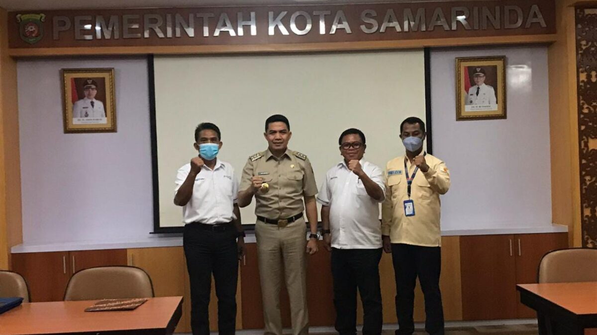 Penandatanganan kontrak PKS pemanduan kapal di kolong Jembatan Achmad Amins oleh pihak terkait (Foto : Istimewa)