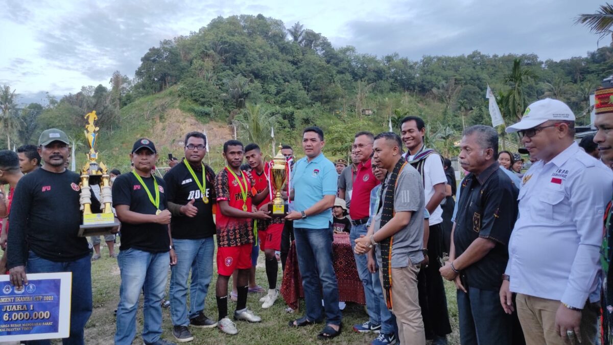 Wali Kota Samarinda Andi Harun ketika foto bersama Juara 1 Ikamba Cup (Foto : Apr/Klausa.co)