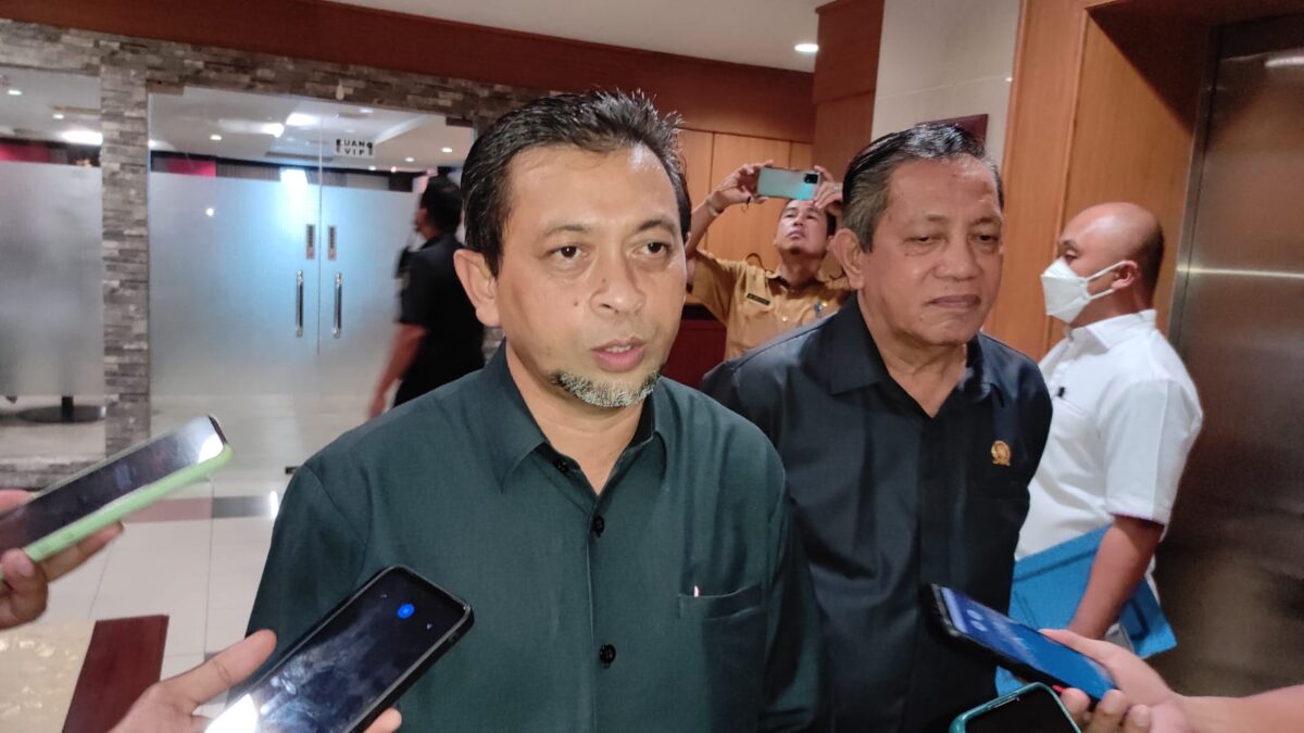 Wakil Gubernur Kalimantan Timur Hadi Mulyadi didampingi Ketua DPRD Kaltim Makmur HAPK saat diwawancarai awak media. (Foto : APR/Klausa)
