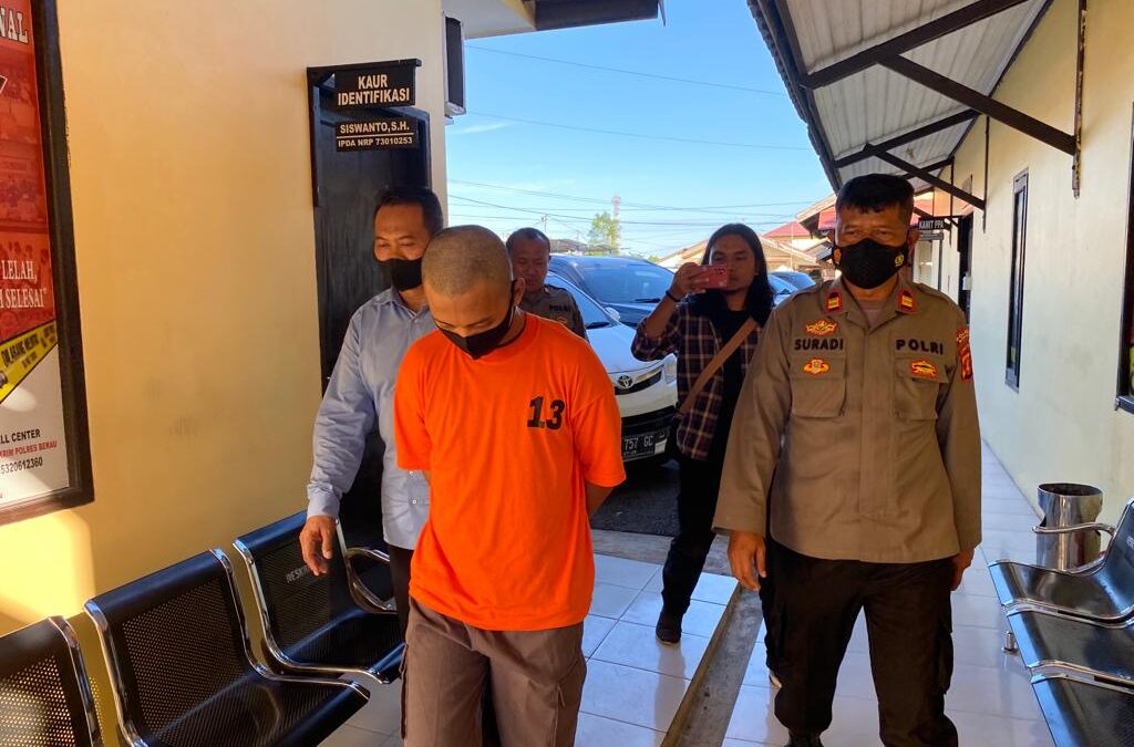 MT diringkus polisi setelah melakukan aksi nekat menyebarkan video dan foto mesum bersama mantan pacarnya yang masih di bawah umur. (Foto : Humas Polres Berau)