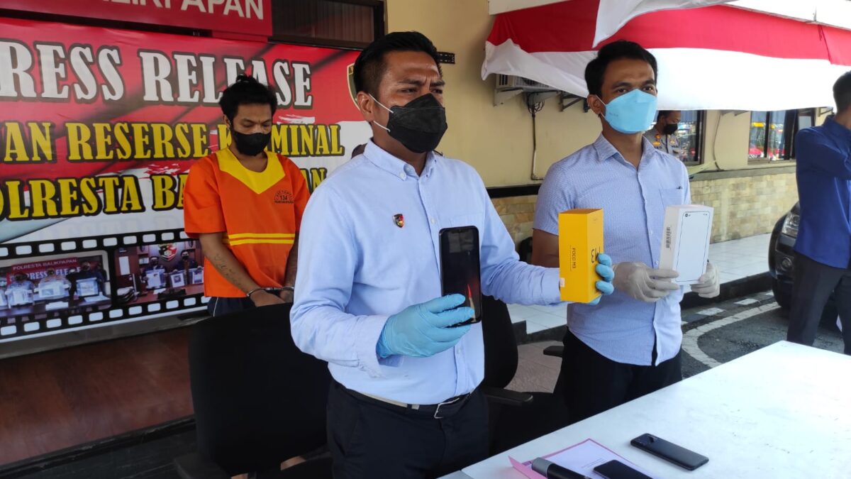 Kasat Reskrim Polresta Balikpapan Kompol Rengga Puspo Saputro saat membeberkan barang bukti dari tangan SK yang kini telah ditetapkan sebagai tersangka dan ditahan. (Foto: Humas Polresta Balikpapan).
