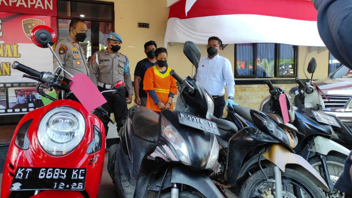 Satreskrim Polresta Balikpapan membeberkan kasus pencurian kendaraan bermotor yang dilakukan seorang IRT berinisial MS. (Foto : Humas Polresta Balikpapan)