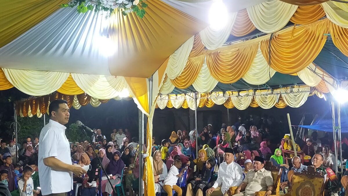 Wali Kota Samarinda Andi Harun saat menghadiri acara syukuran warga atas selesainya semenisasi jalan sepanjang 1.600 meter di Kampung Pal Besi, pada Rabu (15/6) malam. (Foto : Diskominfo Samarinda).