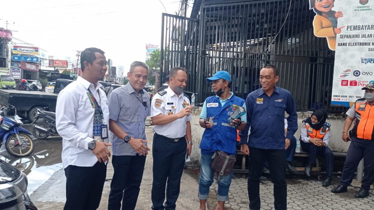 Bayar parkir kendaraan di Samarinda kini makin praktis karena transaksi bisa dilakukan secara nontunai. (Foto : Diskominfo Samarinda).