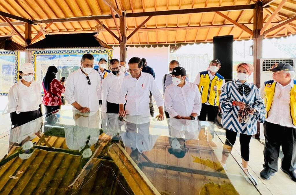 Presiden Joko Widodo (baju putih) saat mengunjungi Bendungan Sepaku Semoi di Kabupaten Penajam Paser Utara (Foto: Biro Pers Sekretariat Presiden)