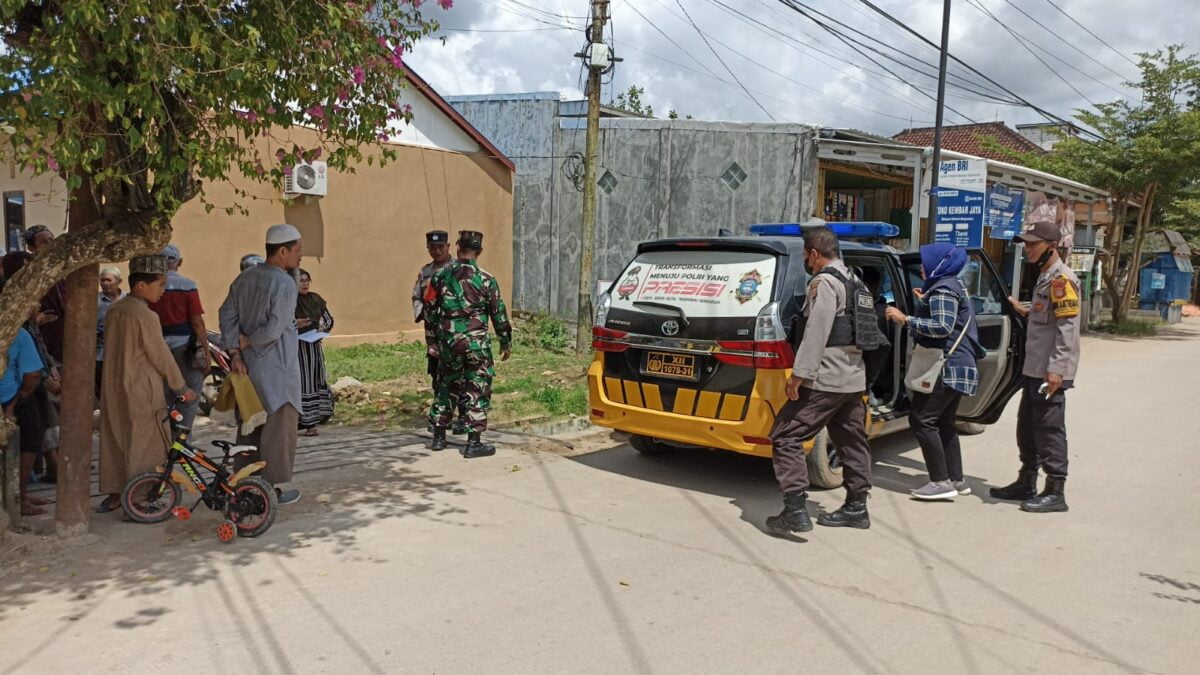 Polsek Palaran saat mengamankan seorang ibu berinisial AP, yang diduga melakukan tindak kekerasan terhadap anak kandungnya sendiri. (Foto : TRC PPA Kaltim)