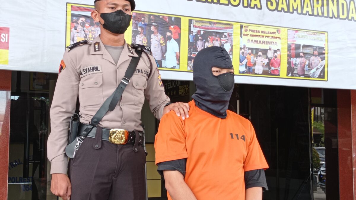 Polresta Samarinda beberkan tindak kejahatan yang dilakukan PH, dengan berpura-pura menjadi anggota BNN dan memeras warga. (Foto : Klausa.co)