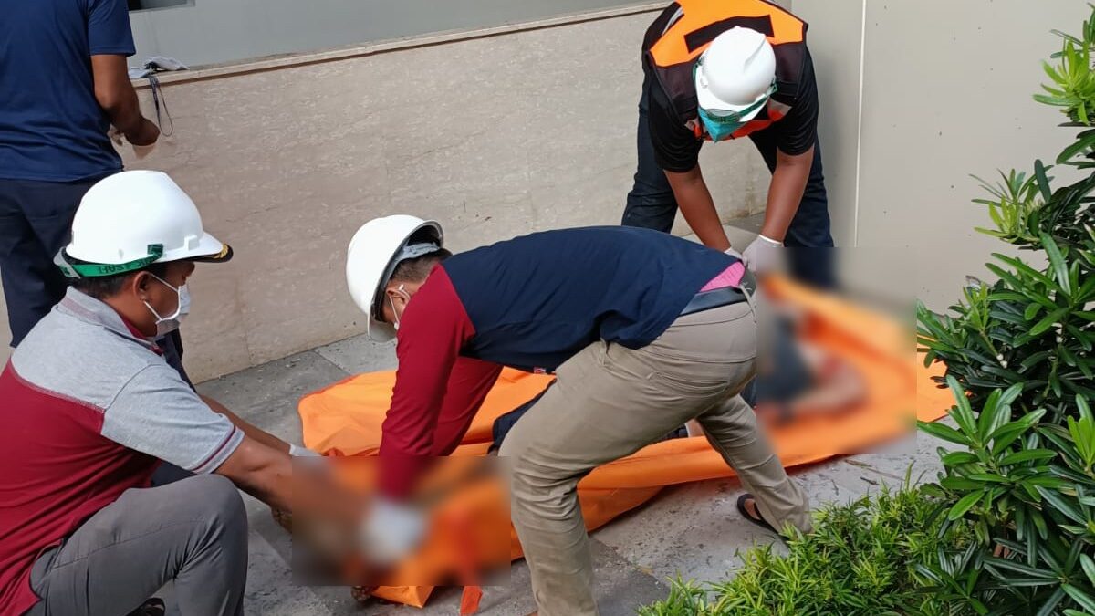 Proses evakuasi jenazah seorang WNA asal Korsel yang diduga bunuh diri setelah melompat dari lantai 23 apartemen di Balikpapan. (Foto : Polda Kalimantan Timur)