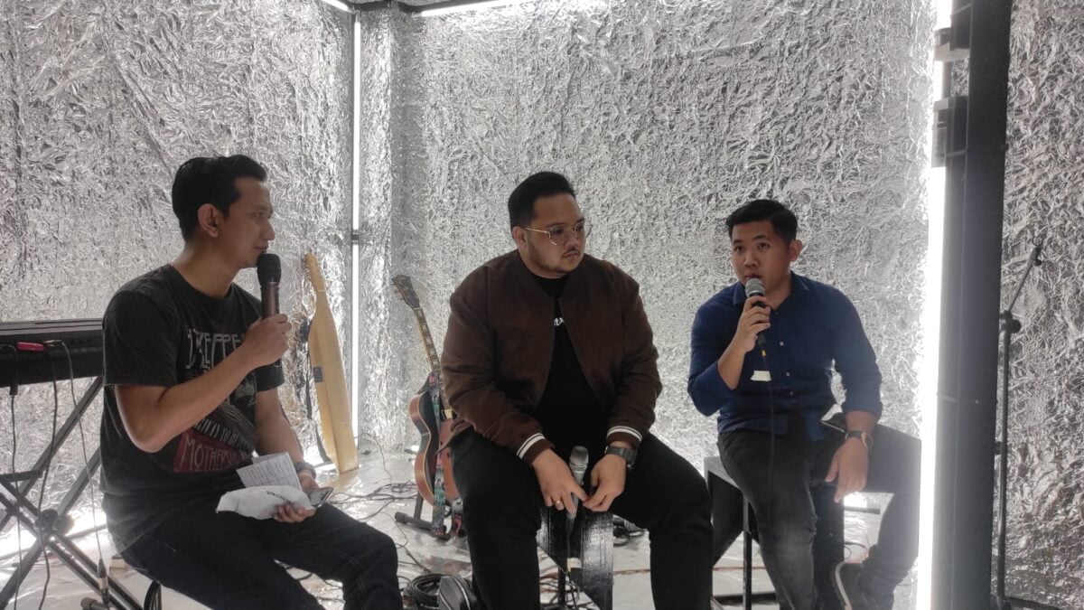 Ketua Umum Samarinda Muda Affif Rayhan Harun (tengah) didampingi Ketua Harian Garin Yudha Primaditya (kanan) (Apr/Klausa.co)