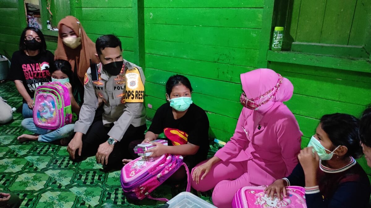 Kapolresta Samarinda Kombes Pol Ary Fadli didampingi istri tercinta, Rani Ary Fadli berbincang bersama Musdalifah