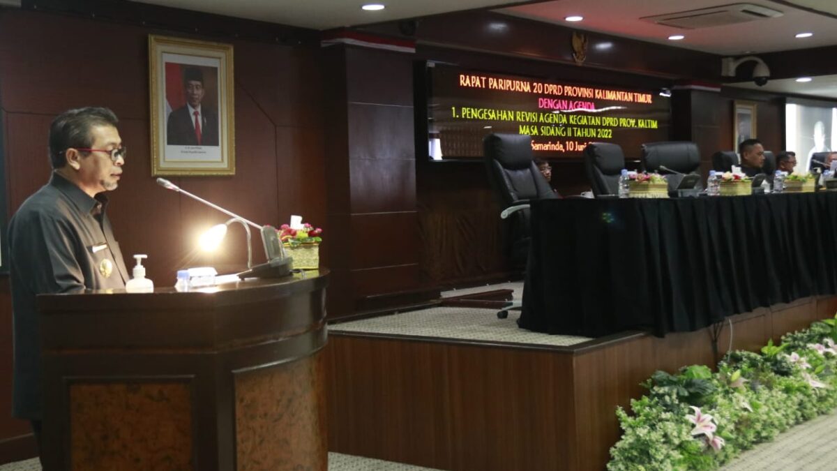 Wakil Gubernur Hadi Mulyadi saat membacakan jawaban Pemerintah Provinsi terhadap pandangan umum fraksi-fraksi DPRD Kalimantan Timur pada Rapat Paripurna ke 20 masa sidang II tahun 2022. (Adpim Pemprov Kaltim)