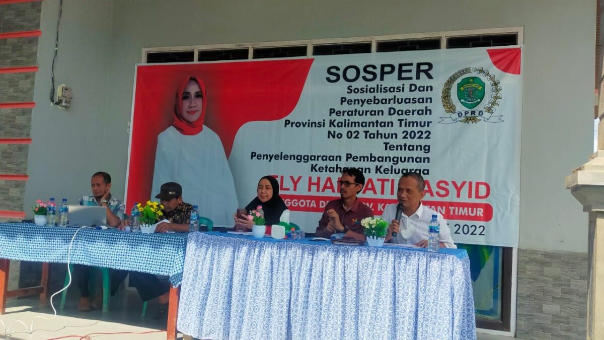 Anggota DPRD Kaltim Ely Hartati Rasyid memaparkan materi Perda Ketahanan Keluarga Di Kecamatan Kota Bangun (Ist)