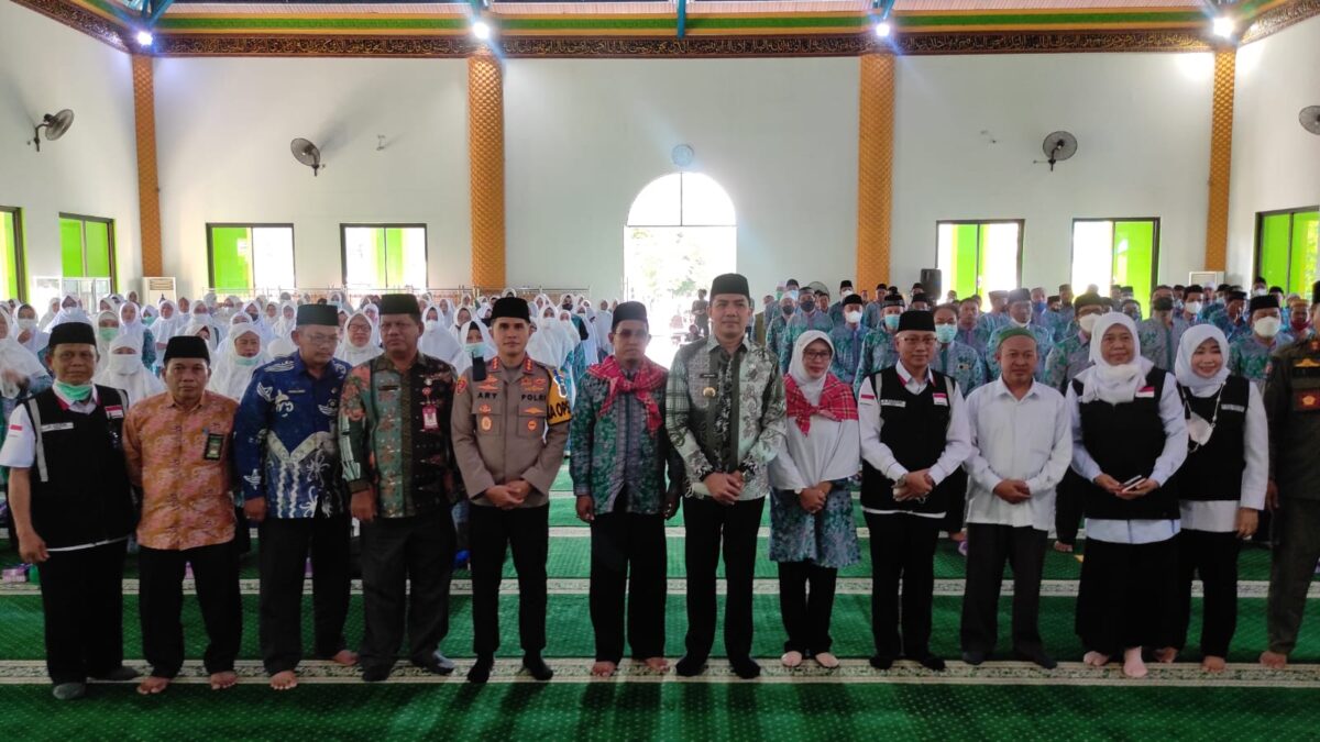 Wali Kota Samarinda Andi Harun saat melepas 260 jemaah haji tahun 2020 (Apr/Klausa)