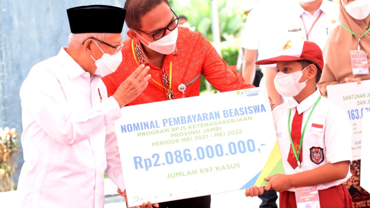 Wakil Presiden RI Ma'ruf Amin  saat menyerahkan manfaat dan beasiswa BPJS Ketenagakerjaan bagi pekerja di Jambi