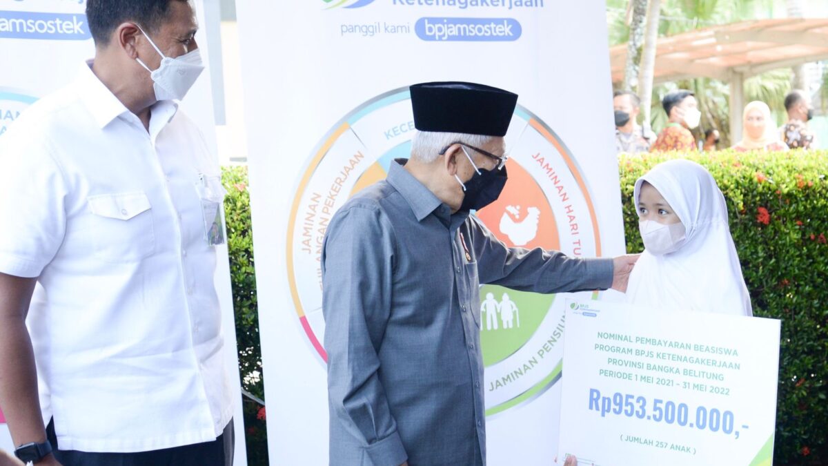 Wakil Presiden RI Ma'ruf Amin  saat menyerahkan manfaat dan beasiswa BPJS Ketenagakerjaan bagi 10 ahli waris peserta di Pangkalpinang