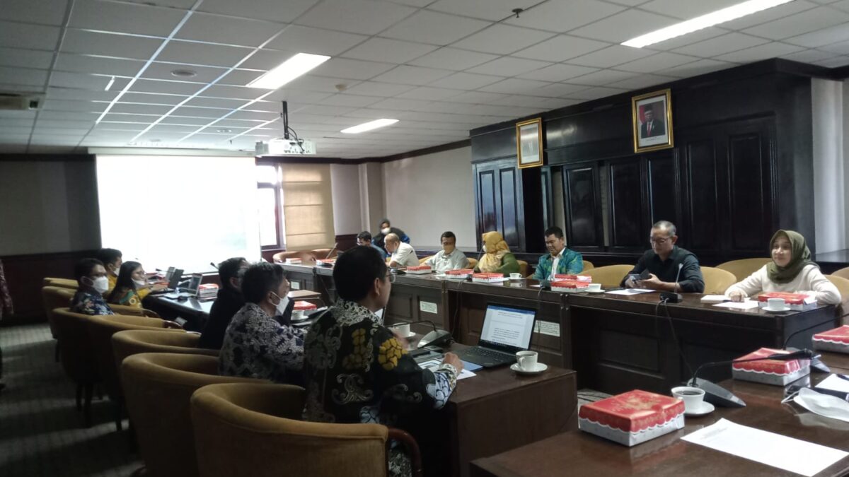Suasana RDP Komisi II DPRD Kaltim bersama Perwakilan Bank Indonesia Provinsi Kaltim (Apr/Klausa.co)