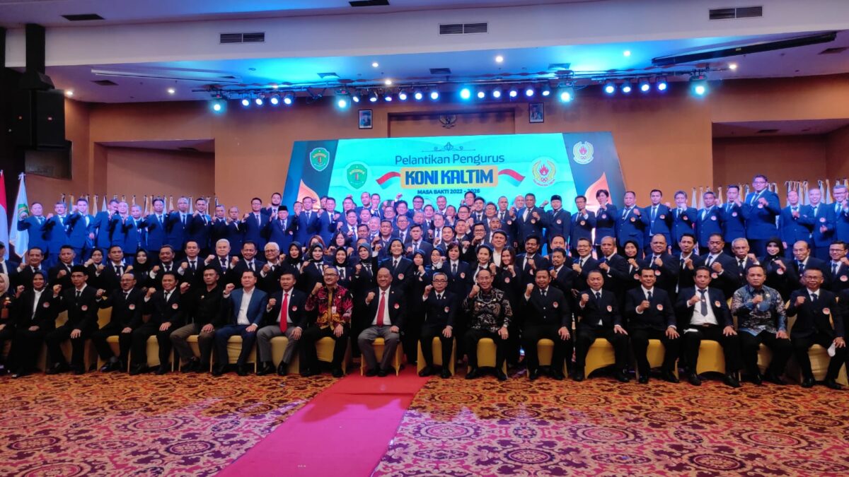 Foto bersama Ketua Umum Mayjen TNI Tono Suratman dan seluruh jajaran pengurus Komite Olahraga Nasional Indonesia Provinsi Kalimantan Timur priode 2022-2026