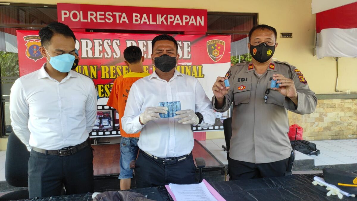 Satreskrim Polresta Balikpapan beberkan pengungkapan kasus pembobolan brankas di Mall Balikpapan Oscean Square (BOS) yang dilakukan oleh seorang mantan karyawan dengan menggasak uang puluhan juta rupiah. (Foto : Humas Polresta Balikpapan)