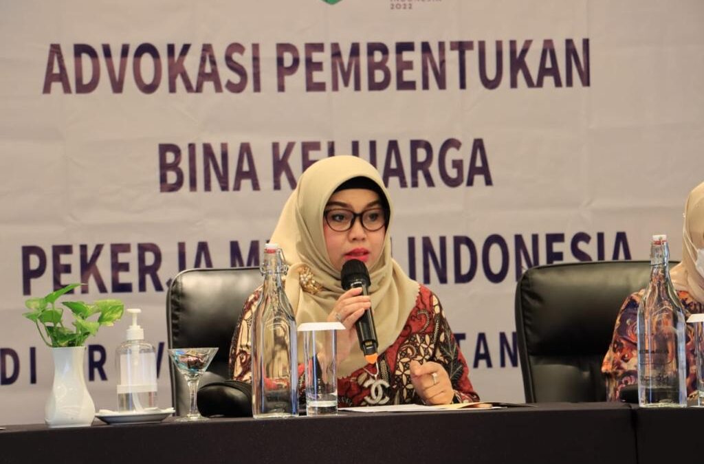 Kepala Bidang Perlindungan Perempuan Dan Anak Junainah saat mewakili Kepala DKP3A dalam kegiatan Advokasi Pembentukan Bina Keluarga Pekerja Migran Indonesia, di Ballroom Hotel Mercure, Kamis (7/7/2022)