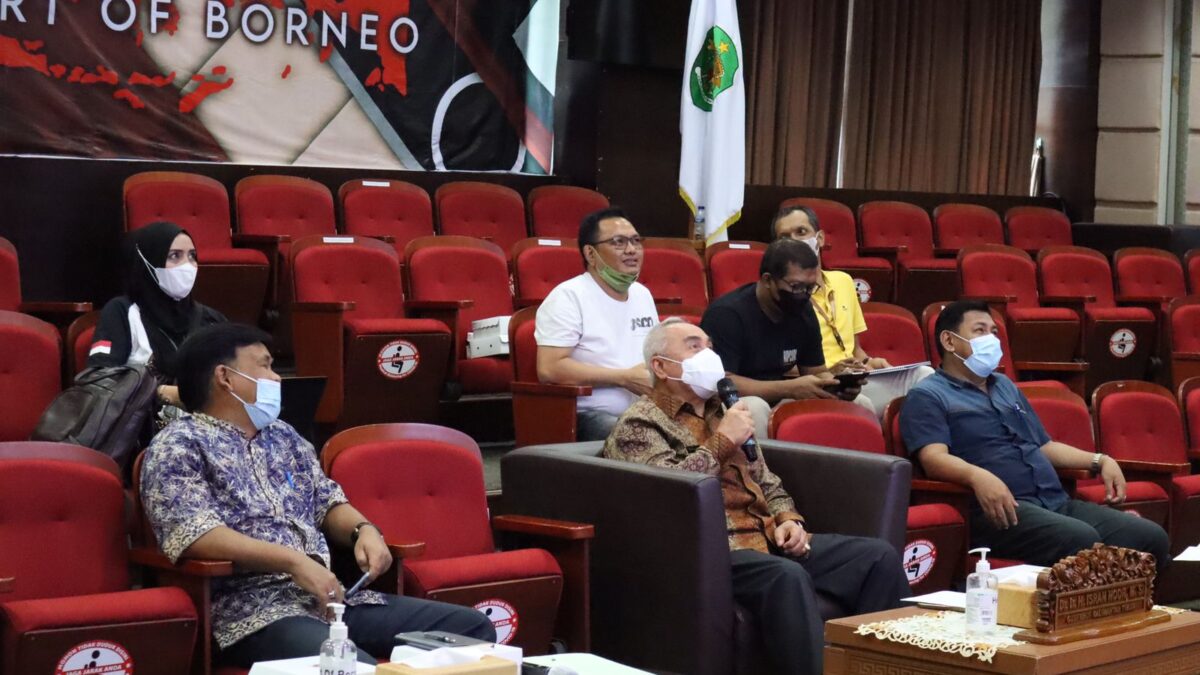 Gubernur Isran Noor saat mengikuti rapat koordinasi pelepasan kawasan hutan di areal Ibu Kota Negara (IKN) di Ruang Heart of Borneo, Jembatan Penghubung, Lantai 2 Kantor Gubernur Kaltim Jalan Gajah Mada, Jumat (8/7/2022).
