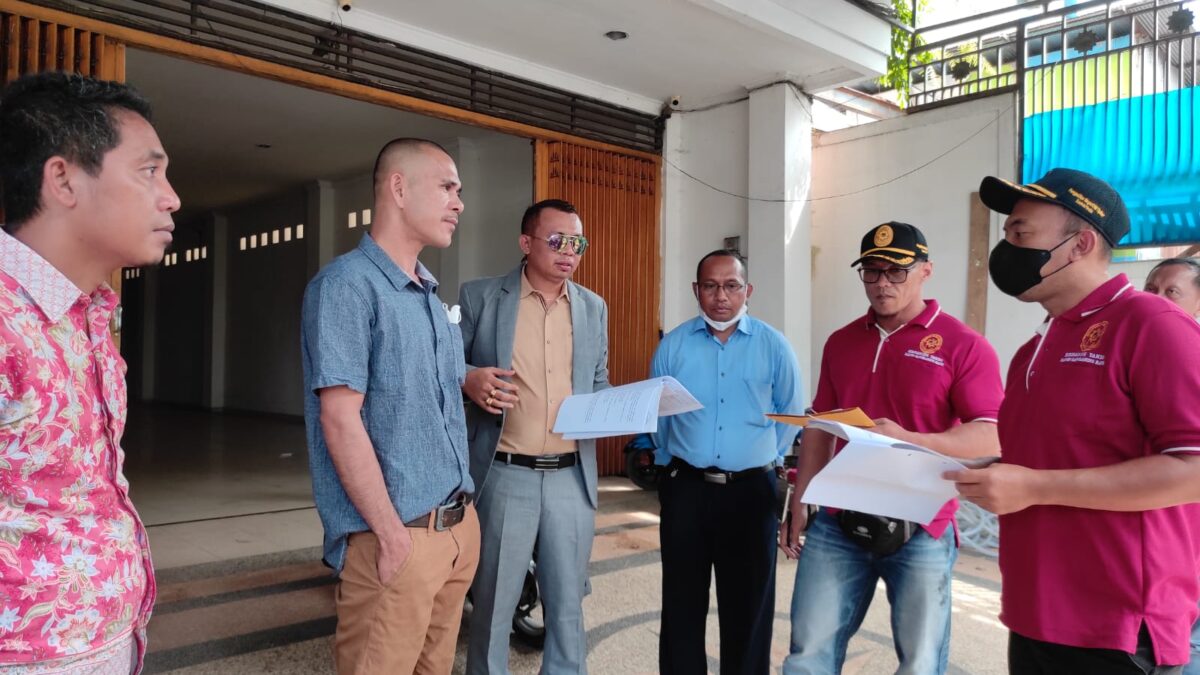 Suasana sidang Pemeriksaan Setempat (Descente) yang dilakukan PN Samarinda pada dua ruko yang berada di Jalan Slamet Riyadi, Karang Asem Ilir, Jumat (8/7/2022). (APR/Klausa)