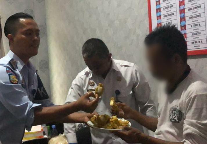 Petugas Lapas Klas IIA Samarinda berhasil menemukan 14 poket sabu-sabu di dalam potongan daging gulai yang hendak diselundupkan seorang pengunjung untuk salah satu tahanan. (Foto: Klausa.co)