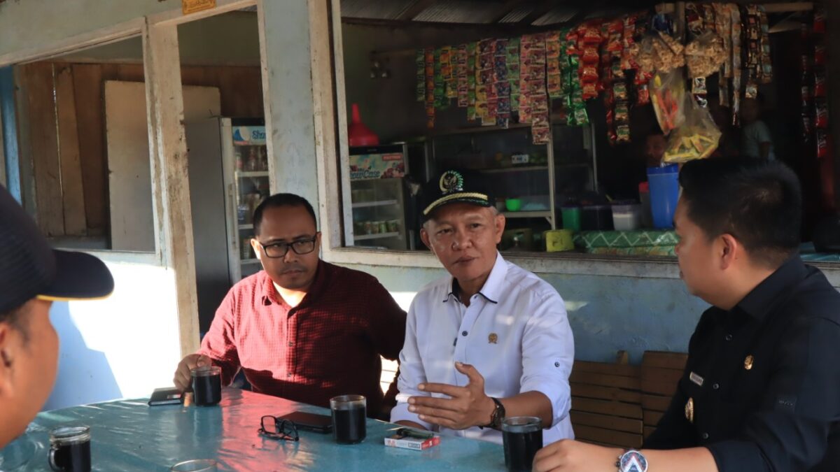 Wakil Ketua DPRD Kaltim Muhammad Samsun didampingi Wakil Bupati Kutai Kartanegara Rendi Solihin meninjau Jalan Poros Bukit Raya, Selasa (5/7/2022).