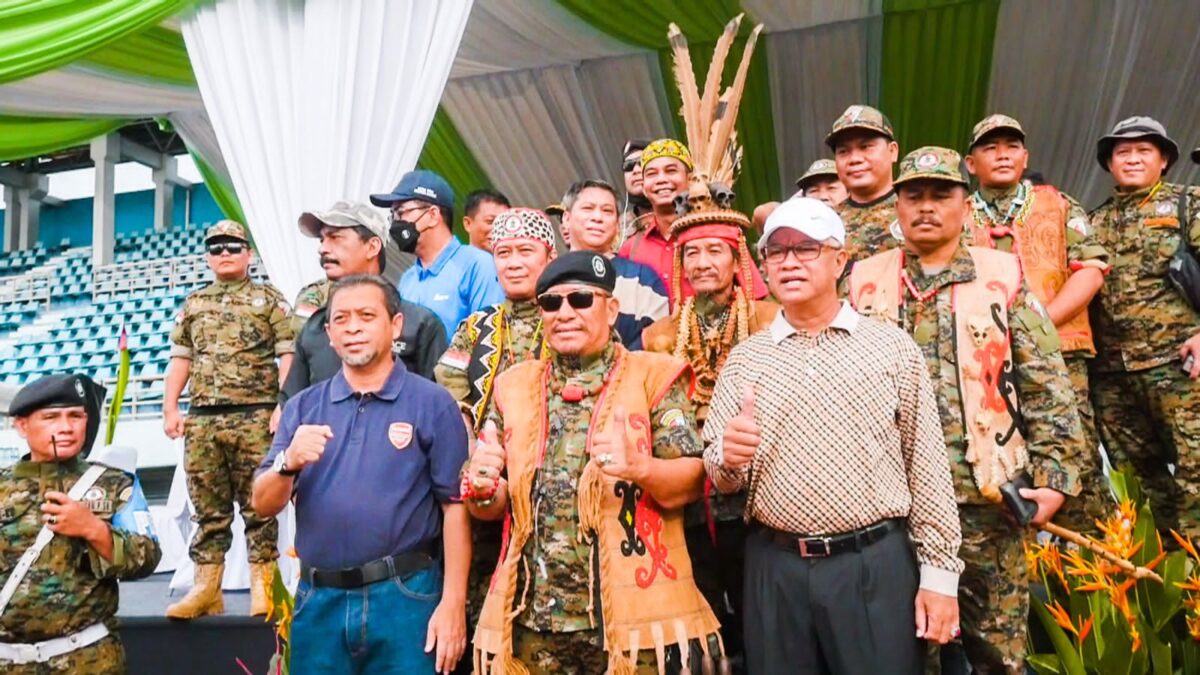 Wagub Hadi Mulyadi (kiri) foto bersama Ketua LPADKT-KU A Vendy Meru dan mantan Wali Kota Samarinda Syaharie Jaang (Foto: Klausa.co)