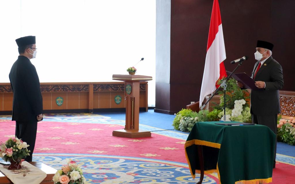 Proses Pelantikan Kepala Perwakilan BPKP Kaltim Hasoloan Manalu oleh Gubernur Isran Noor di Ruang Ruhui Rahayu, Kantor Gubernur, Jalan Gajah Mada, Jumat (15/7/2022).