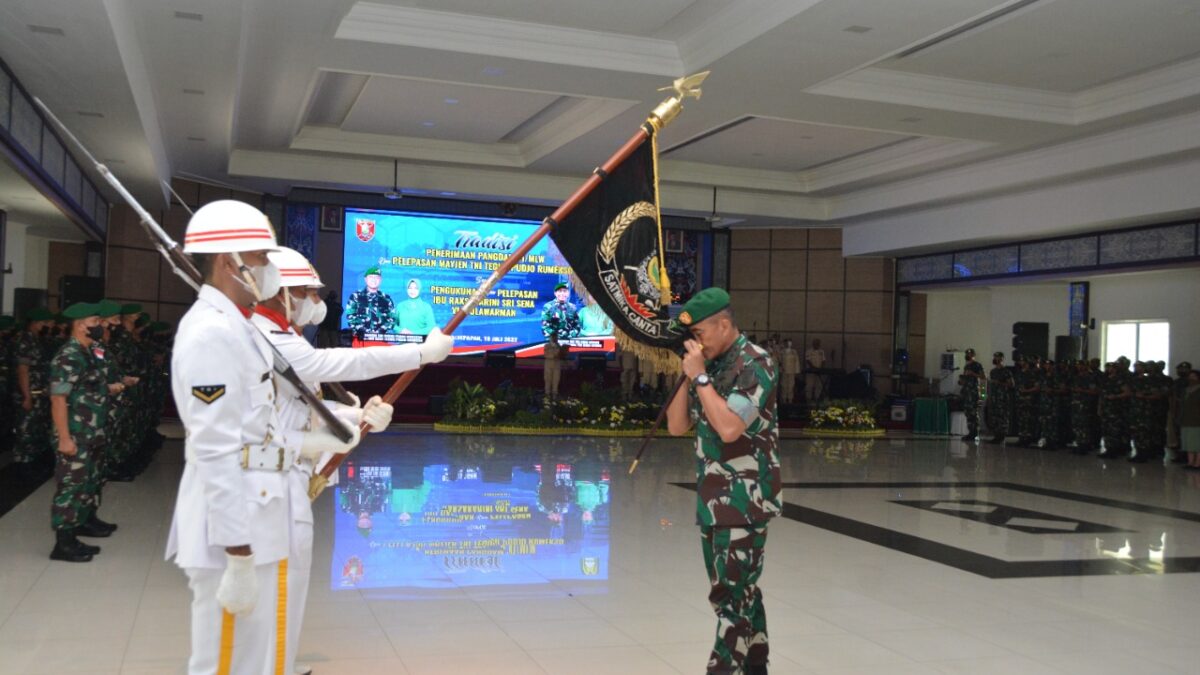 Mayjen TNI Tri Budi Utomo menciun pataka Kodam VI/Mulawarman. Tanda resminya dirinya menjadi Warga Kodam VI/Mulawarman.(Foto:Istimewa)