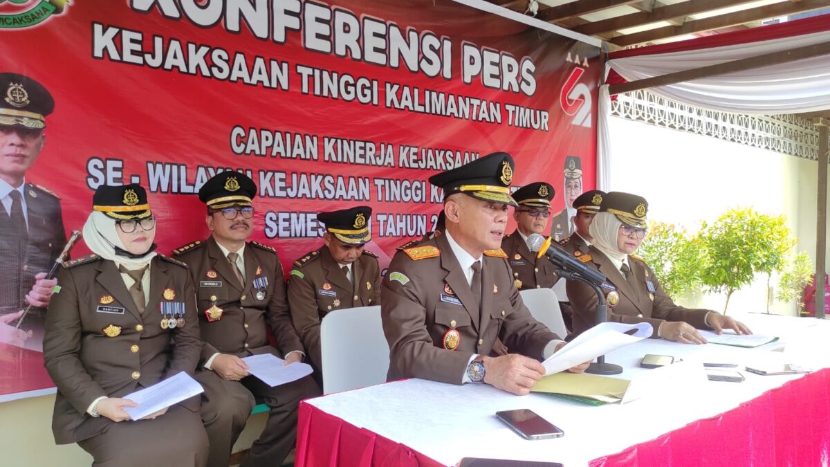 Kepala Kejati Kaltim Deden Riki Hayatul Firman saat menggelar konferensi pers di Hari Bhakti Adhyaksa ke-62, Jumat (22/7/2022).