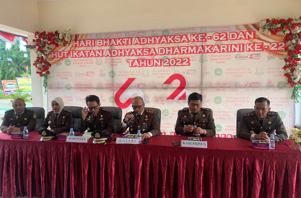 Jumpa pers atas kasus dugaan korupsi pengadaan solar cell dengan kerugian Rp 53,6 miliar di Kejari Kutim.
