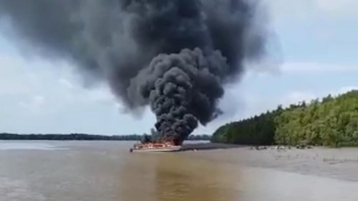 Perahu motor SB Minsen membawa 21 penumpang saat terbakar. Semua penumpang berhasil selamat dan dalam proses evakuasi.