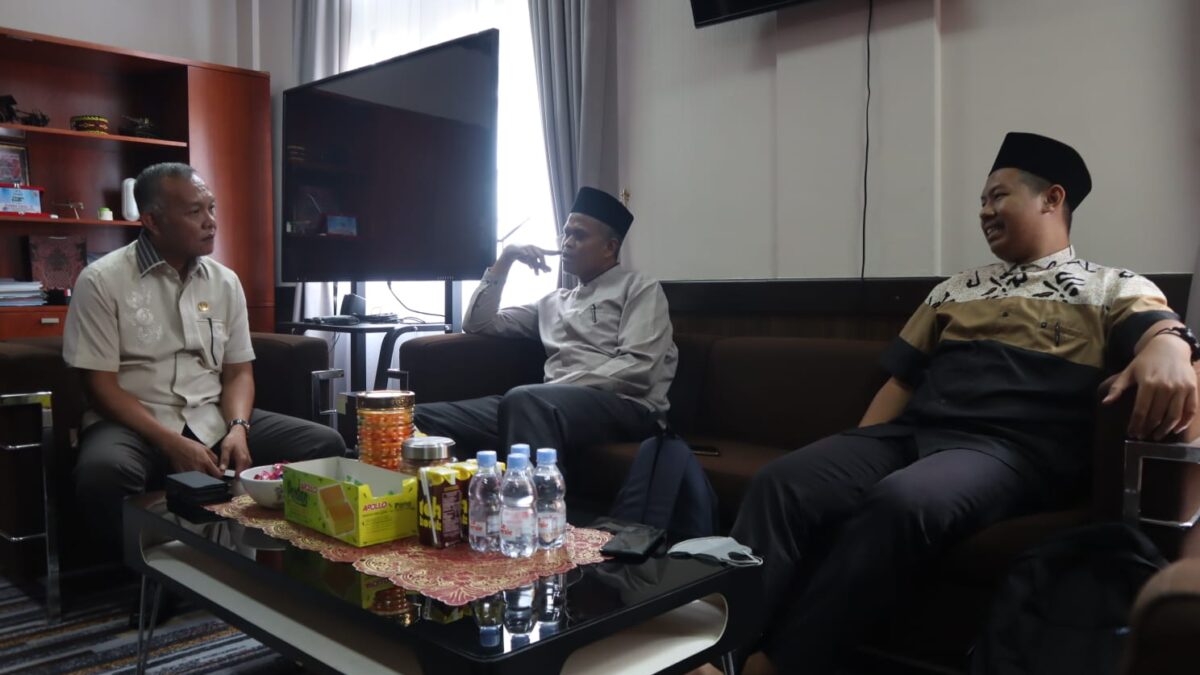 Wakil Ketua DPRD Kalimantan Timur Muhammad Samsun ketika menerima kunjungan dari perwakilan Pondok Pesantren Hidayatullah dan LPI Luqman Al-hakim Hidayatullah Balikpapan, Selasa (26/7/2022).