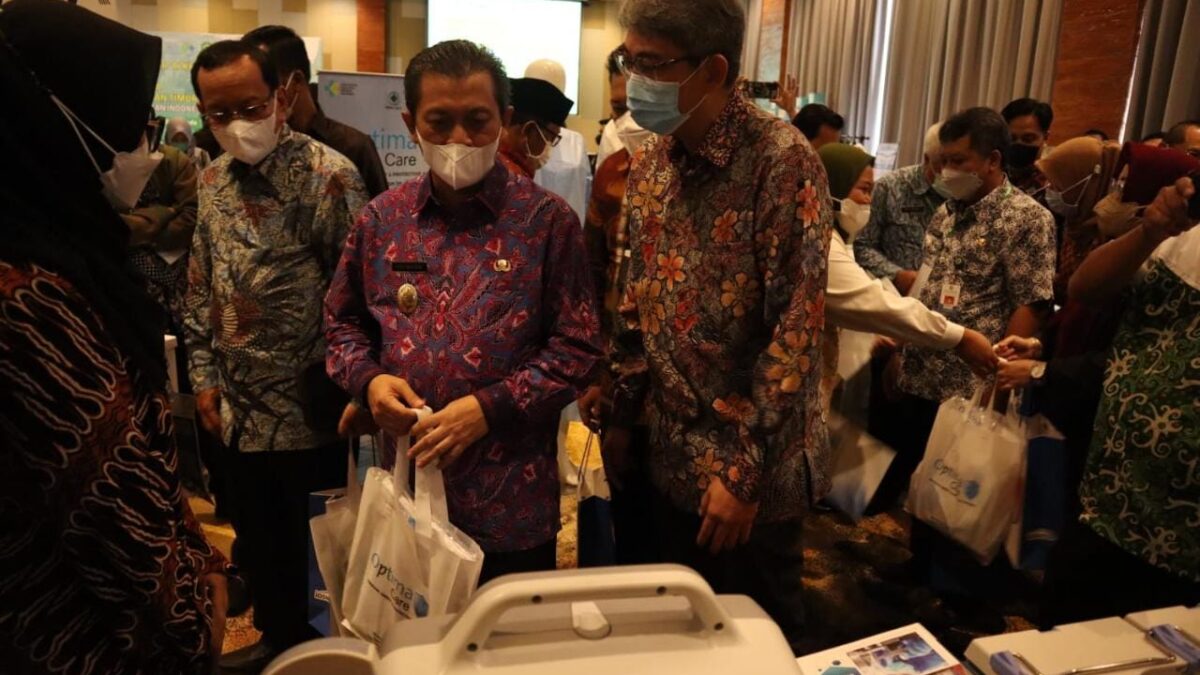 Wakil Gubernur Hadi Mulyadi saat didampingi Direktorat Ketahanan Kefarmasian dan Alkes Lupi Trilaksono dan Sekretaris Jenderal Gakeslab Pusat Randi Teguh menuju stand pameran Pusat Peningkatan Penggunaan Produk Dalam Negeri, Kamis (28/7/2022).