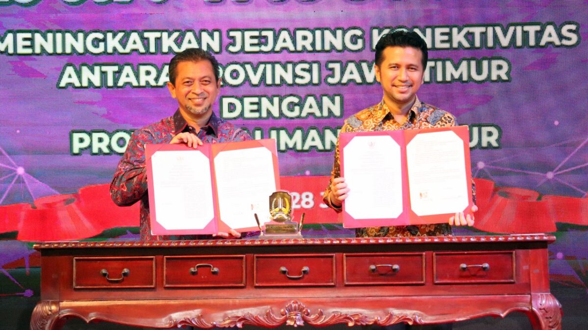 Wakil Gubernur Hadi Mulyadi (kiri) bersama Wakil Gubernur Jawa Timur Emil Elistianto Dardak usai meneken perjanjian kerja sama misi dagang dan investasi, Kamis (28/7/2022). (Ist)
