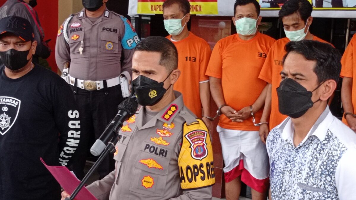 Kapolresta Samarinda Kombes Pol Ary Fadli saat mengungkapkan kasus pencurian dengan cara gendam yang dilakukan tiga warga asal Jember berinisial SY, SS dan MS. (Foto : Klausa.co)