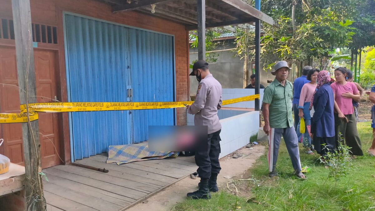 Polisi memasang police line di TKP korban ibu dan anak ditemukan tewas terbunuh di Desa Muara Leka, Kecamatan Muara Muntai, Kutai Kartanegara. (Foto : Satreskrim Polres Kutai Kartanegara)