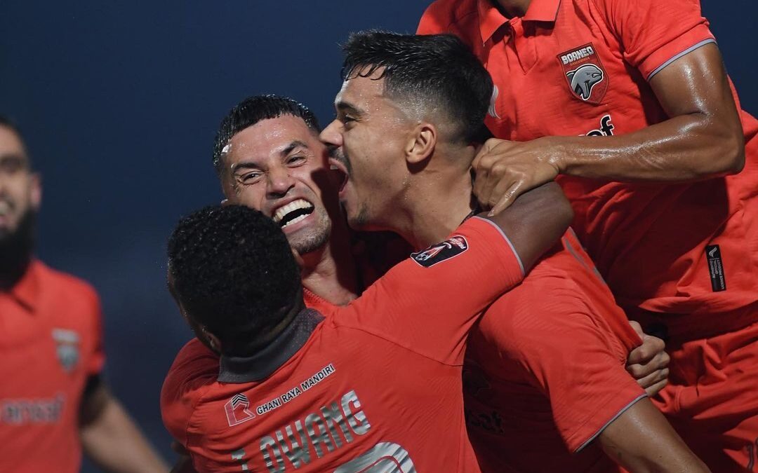 Selebrasi Matheus Pato usai mencetak gol dalam laga lanjutan Piala Presiden 2022 antara Borneo FC Vs PSM Makassar yang berlangsung di Stadion Segiri Samarinda, pada Minggu (3/7/2022) malam. (Foto : Borneo FC)