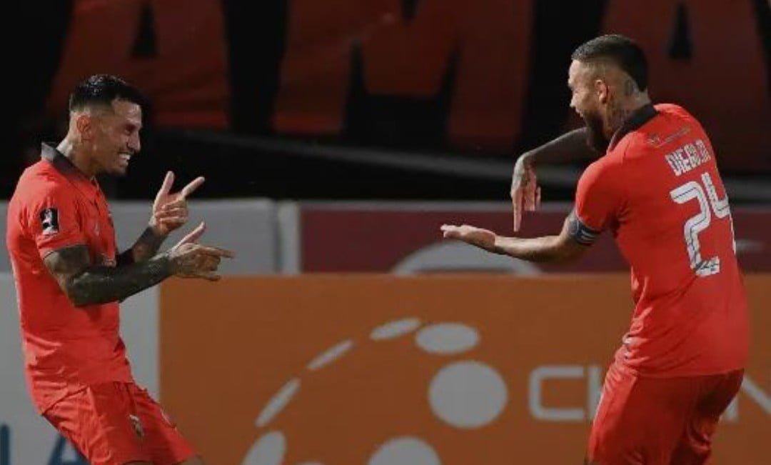 Selebrasi Stefano Lilipaly dan Diego Michels usai mencetak gol dalam laga semifinal Piala Presiden Borneo FC Vs PSS Sleman dengan skor 4-0 di Stadion Segiri Samarinda, Senin (11/7/2022) malam. (Foto : Borneo FC)