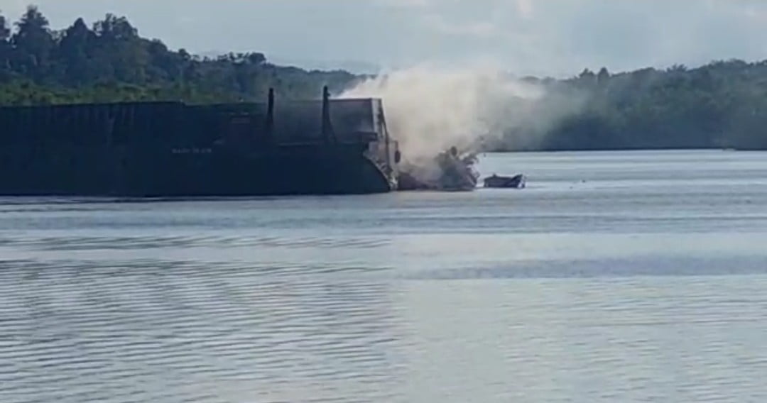 Penampakan detik-detik kapal tugboat meledak dan tenggelam di perairan anak Sungai Semoi, Kelurahan Mentawir, Kecamatan Sepaku, Kabupaten Penajam Paser Utara (PPU), Sabtu (23/7/2022) sore. (Foto : Istimewa)