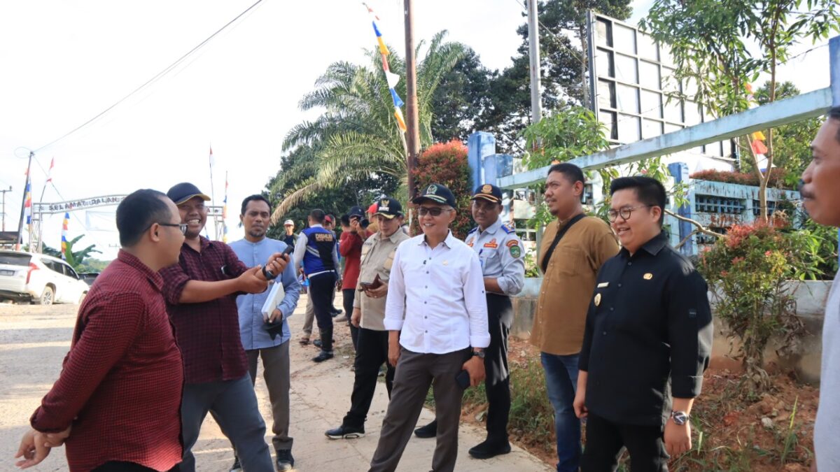 Wakil Ketua DPRD Kalimantan Timur Muhammad Samsun saat melakukan tinjauan ke lapangan terhadap rencana program semenisasi jalan tahun 2023 di Desa Karya Jaya, Kecamatan Samboja, Kabupaten Kutai Kartanegara.