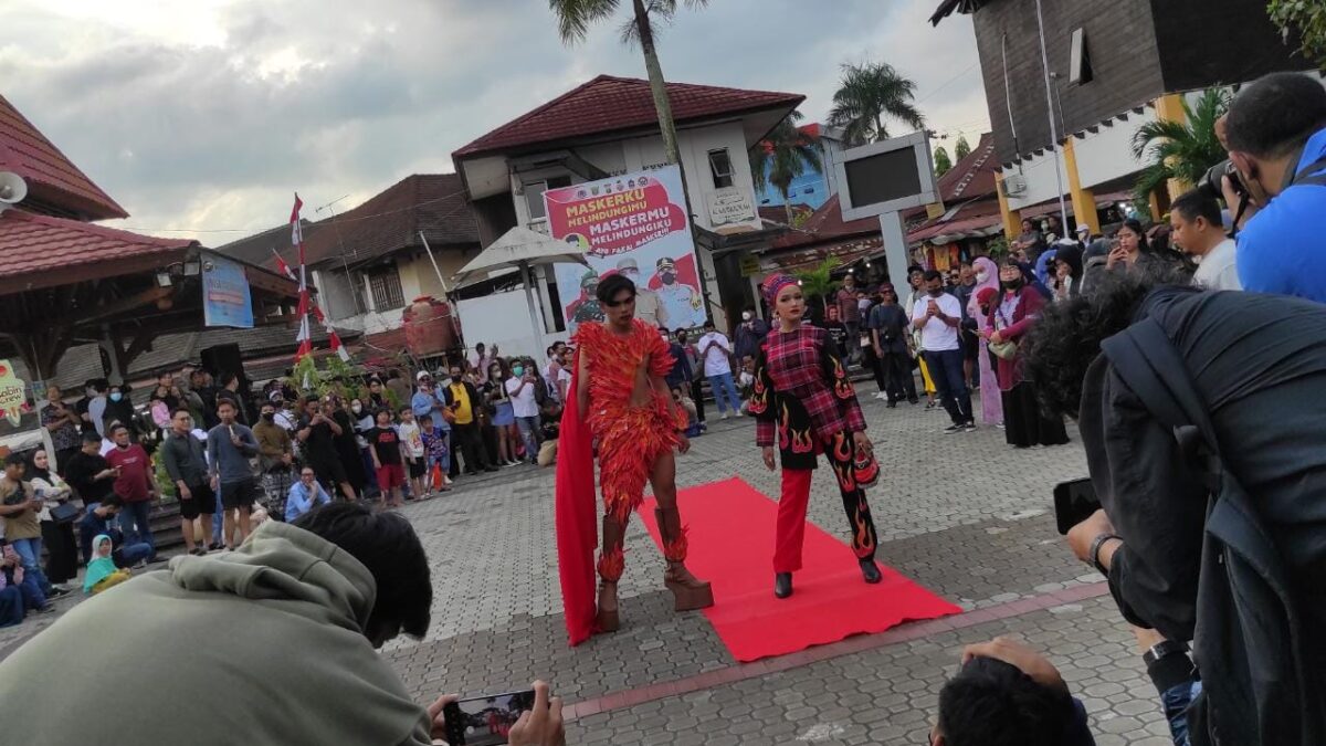 Busana etnik Sambara tampil meriahkan Citra Niaga Fashion Week Vol.1 di Alun-alun Citra Niaga, Minggu (7/8/2022).