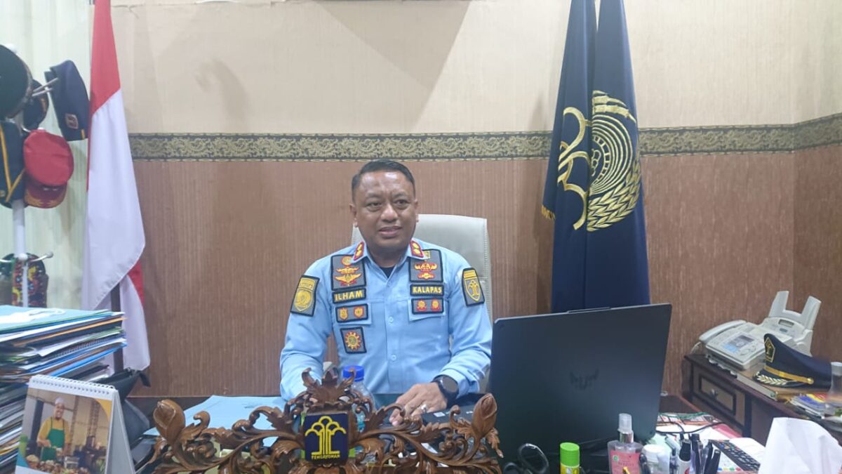 Kalapas Samarinda, Mohammad Ilham Agung Setyawan saat diwawancarai awak media di kantornya. (Redaksi Klausa.co)