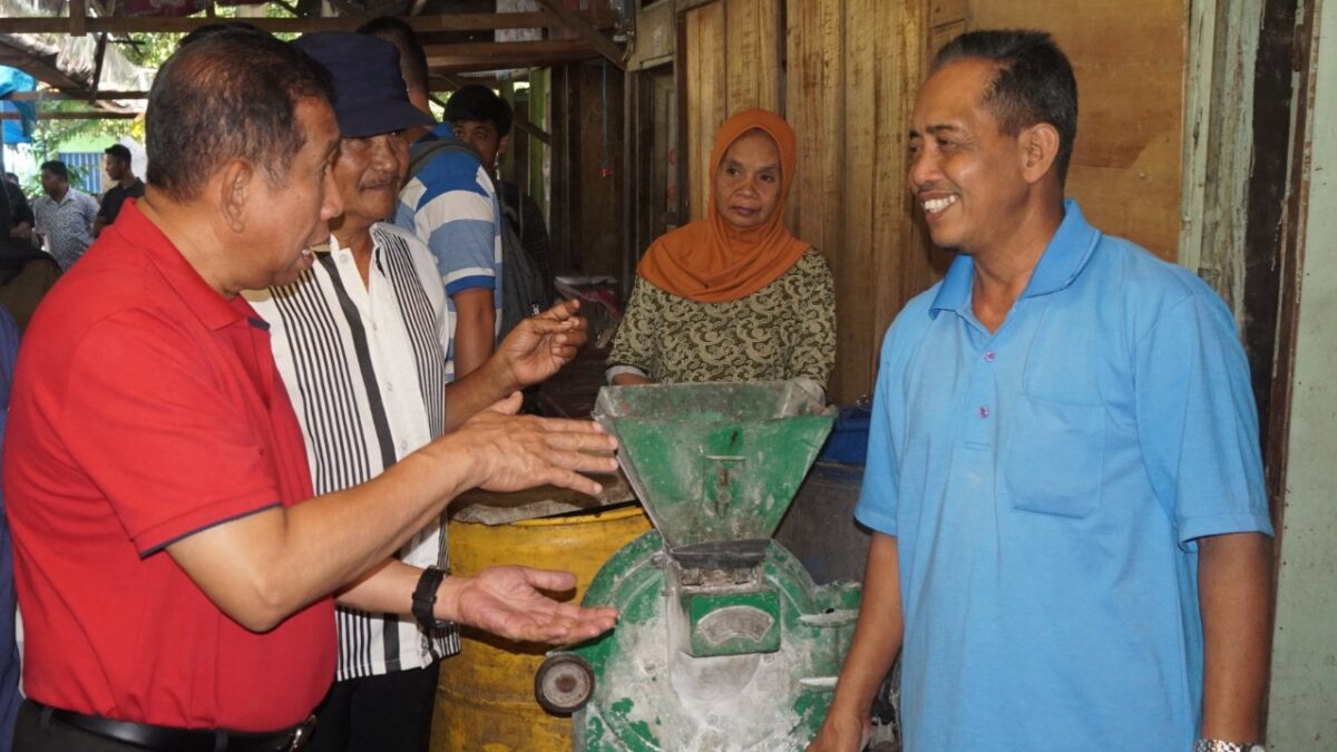 Anggota DPR RI Sabaruddin saat meninjau pasar tradisional. (Foto : Istimewa)