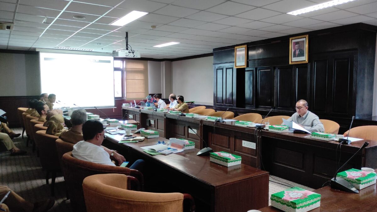 Suasana RDP antara DPKH Kaltim dan Komisi II DPRD Kaltim terkait realisasi anggaran tahun 2021 dan pertengahan 2022, serta program kerja strategis tahun 2022, Senin (15/8/2022). (Apr/Klausa.co)