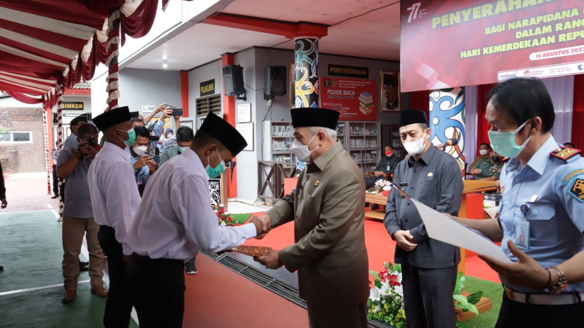 Gubernur Isran Noor mewakili Menteri Hukum dan Hak Asasi Manusia Yasonna Hamonangan Laoly memberikan remisi Hari Kemerdekaan kepada warga binaan se-KaltimTara (credit foto: Adding Diskominfo Kaltim)