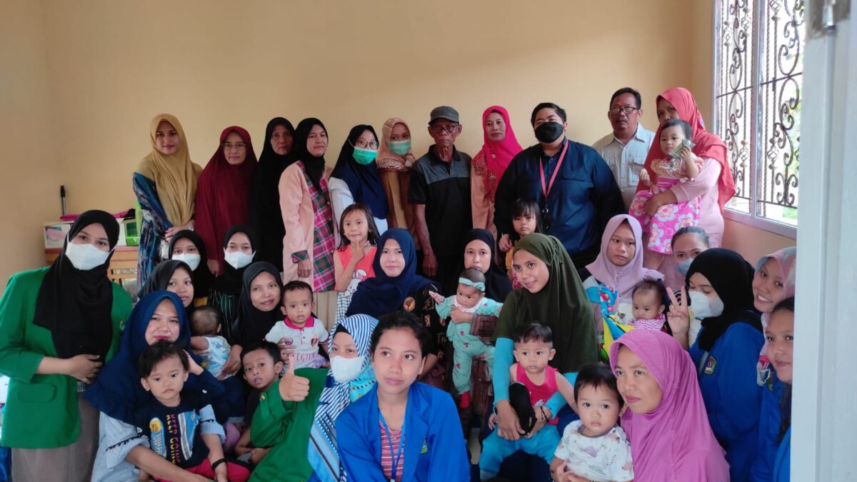 Anggota Komisi IV DPRD Kalimantan Timur Ananda Emira Moeis foto bersama usai membagikan bantuan makanan tambahan di Posyandu Anggrek Putih jalan Padat Karya, Loa Bakung, Kota Samarinda.
