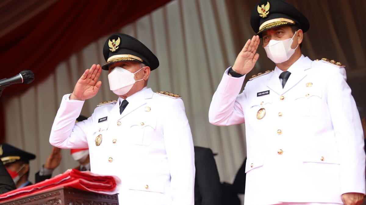 Gubernur Isran Noor tampil serasi mengenakan Pakaian Dinas Upacara (PDU) berwarna putih bersama Wakil Gubernur Hadi Mulyadi memberikan penghormatan pada sang merah putih di Gelora Kadrie Oening, Jalan KH Wahid Hasyim, Kota Samarinda, Rabu (17/8/2022). (Ist)